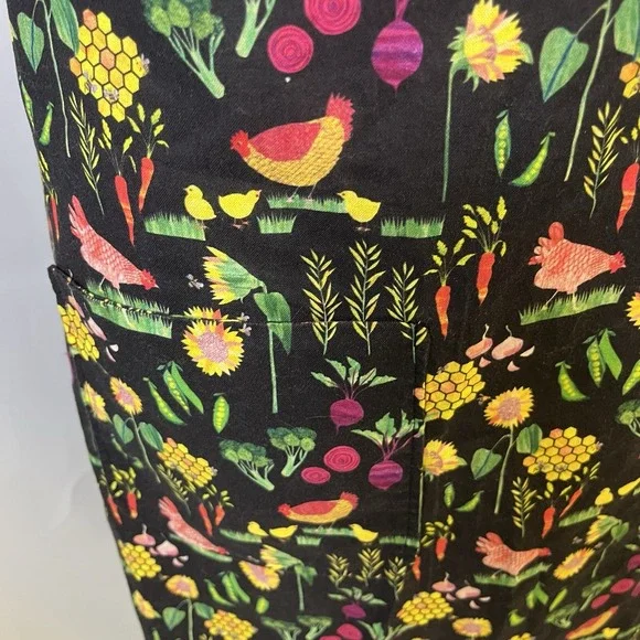 Apron Black Gardening Farm Theme Flowers Chickens Veggies Cooking Old‎ School - Picture 5 of 10